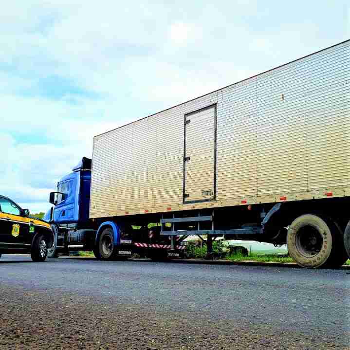 Policia Rodoviária Federal recupera 2 caminhões na BR-116 /BA